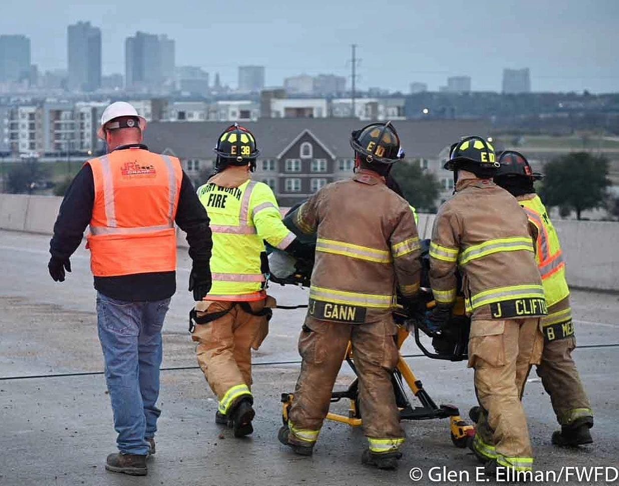 Los paramédicos llevaron a 36 personas a los hospitales, 3 graves.