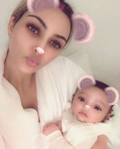 Pero ahora ha llegado Chicago, su nueva hermanita, ella nació el 15 de enero de 2018 y esta es la primera foto que la feliz mamá comparte en Instagram. ¿Se convertirá en la nueva reina de las redes sociales?