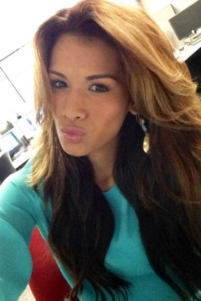 A través de las famosas fotos 'selfies' es como nuestra reina mantiene una estrecha relación con sus seguidores. Este tipo de fotos se han convertido en un fenómeno y no hay quién no se haya tomado una. Ahora puedes subir la tuya con el hashtag #NBLselfie para ganar un kit de belleza, los detalles aquí