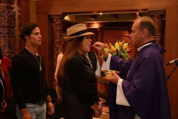 El productor, Salvador Mejía, declaró que 
<b><a href="http://www.univision.com/temas/claudia-alvarez">Claudia Álvarez </a></b>se ha adaptado muy rápido a las grabaciones, teniendo que aguantar intensas jornadas de trabajo.