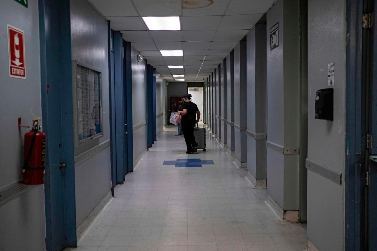 González trabaja en turnos nocturnos en la unidad de emergencias en dos hospitales de Tijuana. Aunque esos no son centros asignados para el tratamiento de casos de covid-19 ella trata a cada paciente como un posible portador del coronavirus.