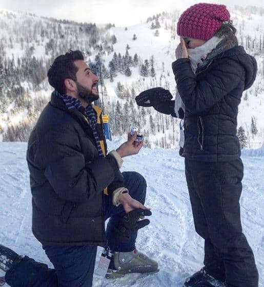 En su publicación, la actriz escribió: "Y de pronto en la cima de la montaña, el hombre que amo se arrodilla ante mí, saca una cajita y dice: 'Eres el amor de mi vida, te amo. ¿Te quieres casar conmigo?' [...] ¡Feliz les comparto que nos casamos! La mejor sorpresa en el mejor lugar, ¡por supuesto dije que sí".