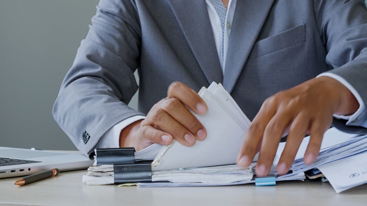 <h3 class="cms-H3-H3">Qué documentos debe llevar </h3>👉🏻
<b>Pasaporte: </b>Si lo solicita por primera vez, lleve el acta de nacimiento, u otro documento que compruebe la nacionalidad mexicana, y una identificación vigente con fotografía. Para renovarlo, presente el pasaporte anterior.
<br>
<b>👉🏻 Matrícula consular: </b>Se requiere el acta de nacimiento, una identificación vigente con fotografía y un comprobante reciente de domicilio con el nombre completo del solicitante. Tiene una vigencia de cinco años.
<br>
<b>👉🏻 Credencial para votar:</b> Los mexicanos mayores de 18 años deben presentar un documento de nacionalidad, una identificación con fotografía y un comprobante de domicilio, aunque no esté a su nombre. Quienes nacieron fuera de México también necesitan el acta de nacimiento de su padre o madre mexicana.
<br>La credencial llega por correo y debe activarse.
<br>Lleve los documentos originales y revise que los nombres y apellidos coincidan.
<br>Los trámites para menores, los pasaportes perdidos o robados, los cambios de nombre y algunas actas registradas años después del nacimiento pueden exigir documentos adicionales.