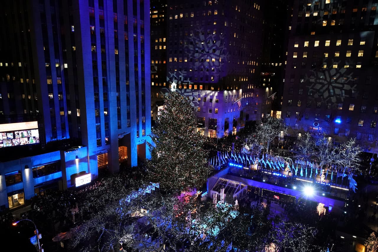 El primer encendido oficial del árbol navideño del Rockefeller Center se produjo en 1933 con un árbol de 40 pies adornado de 700 luces, cuenta la revista Time. El encendido de este año marca su edición 85. (Carlo Allegri/Reuters)