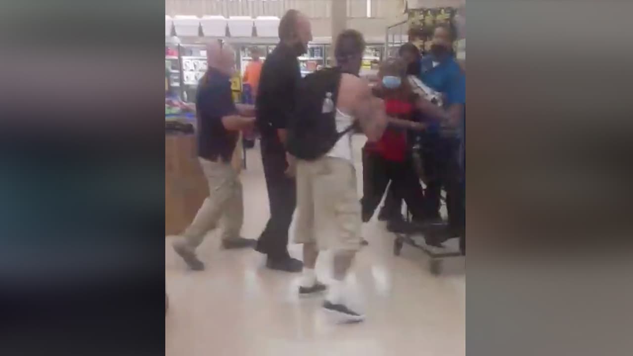 Un hombre grita insultos racistas en contra de un empleado de Food Lion en Carolina del Norte