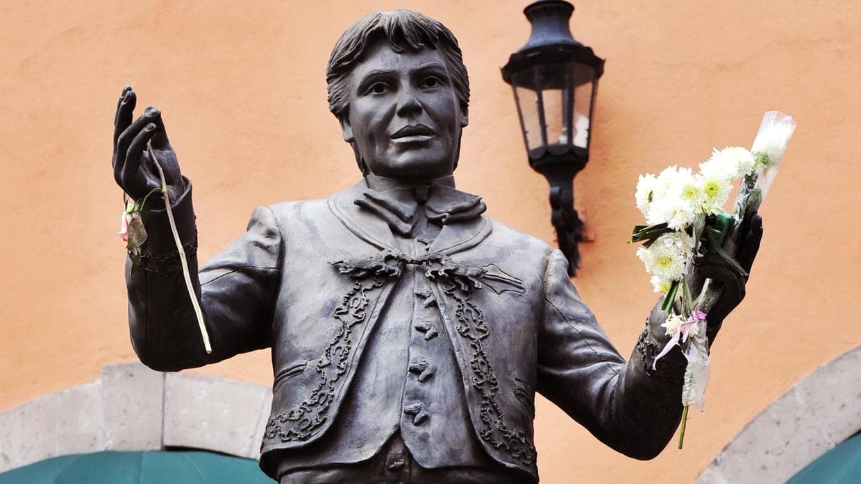 La esculturar más visitada, junto a la de Pedro Infante, en la Plaza Garibaldi de la Ciudad de México, llamada la 'Catedral del mariachi', es la de Juan Gabriel y por lo regular siempre está adornada de flores, globos o fotos de sus seguidores.