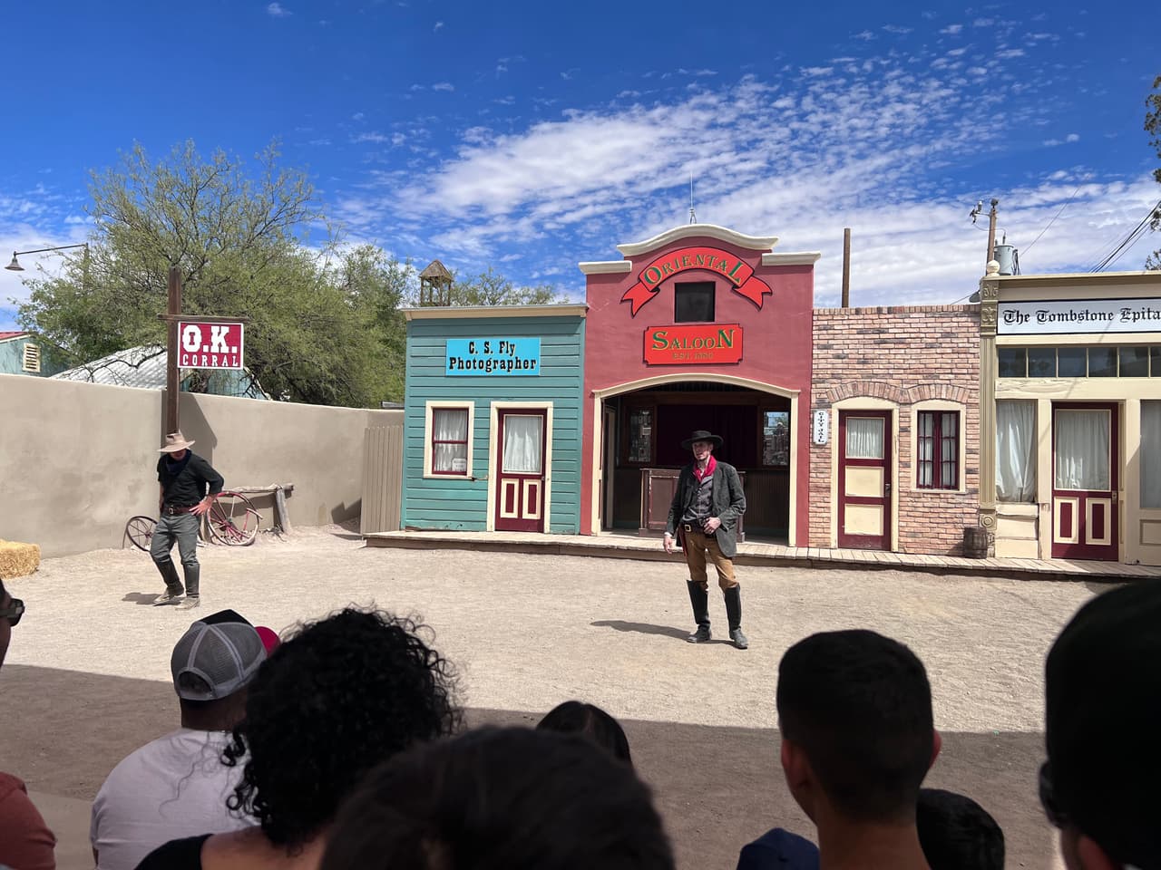 El show de O.K. Corral es pagado, los asistentes pueden recrear una escena de vaqueros.