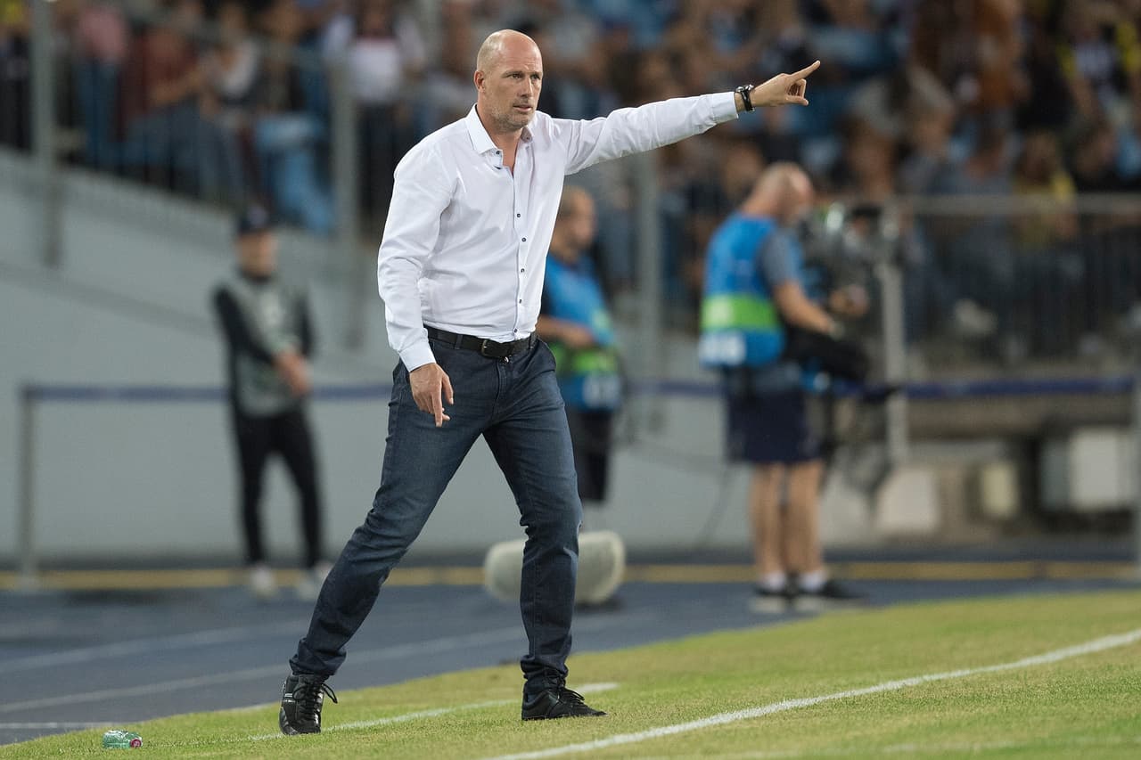 Philippe Clement fue director técnico del Waasland Beveren en 2017, del K.R.C Genk en la temprada 2017-2019. Recibió reconocimiento como manager profesional Belga del año 2018-2019. Ídolo en el Club Brujas del cual es el actual director técnico.