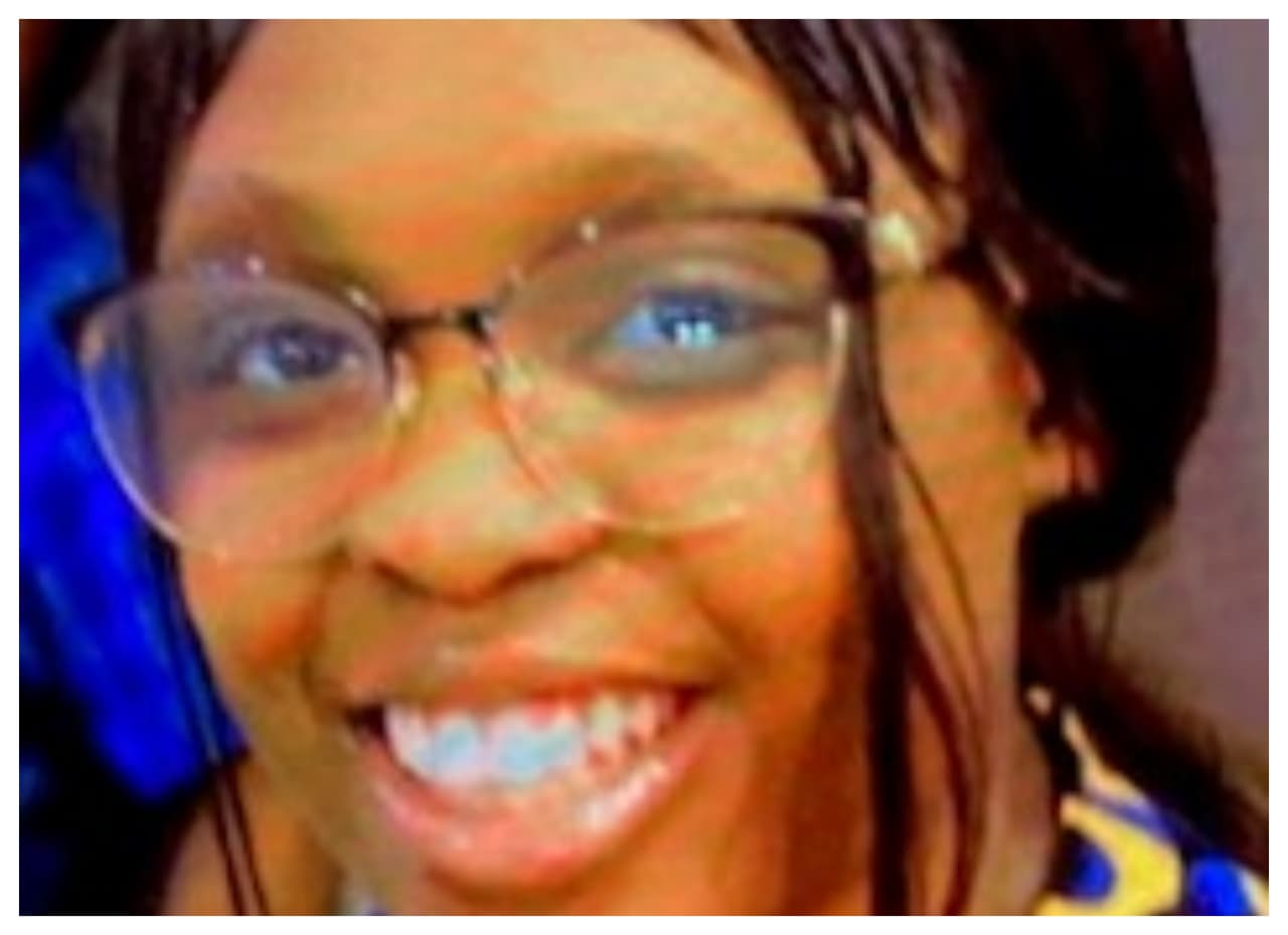 El 31 de enero de 2023 a las 3:00 p. m. en Baldwin, Long Island, desapareció Statchina Pierre, de 15 años.
<b>Fue vista por última vez saliendo de Baldwin High School.</b> Se la describe como una mujer de tez oscura, 4'9" de altura, pesa 90 libras y tiene los ojos marrones y cabello negro. Fue vista por última vez con una camisa de franela marrón y naranja, jeans azules y una bufanda rosa. Si la vez, llama a la Policía del Condado de Nassau al (516) 573-7347 o al 911.