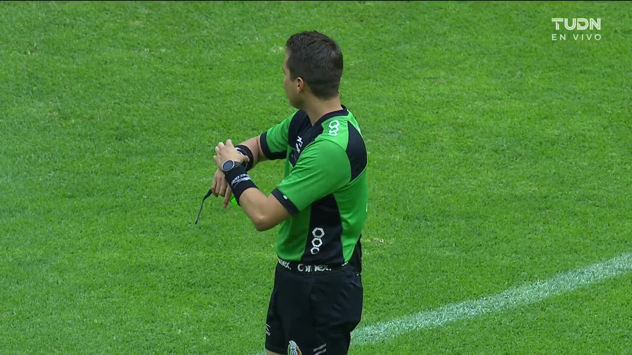 Arranca el partido y la pelota está en juego.