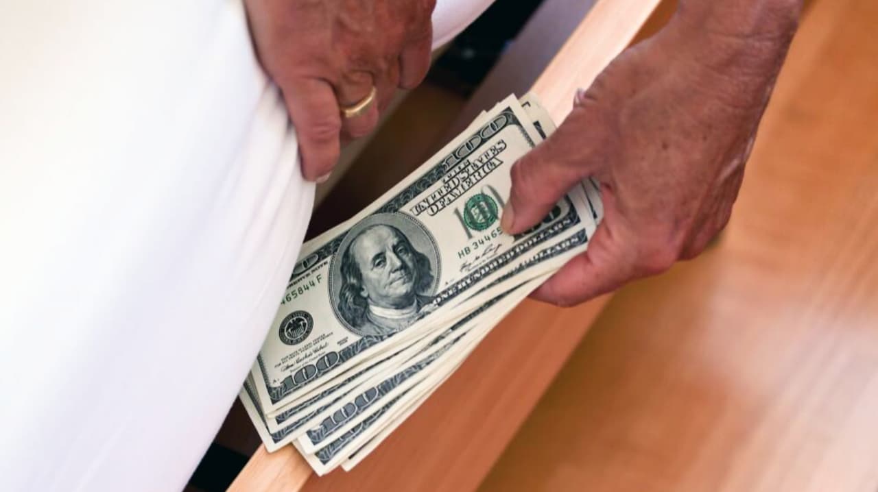 Expertos en Texas comparten consejos para ahorrar dinero en tiempos difíciles