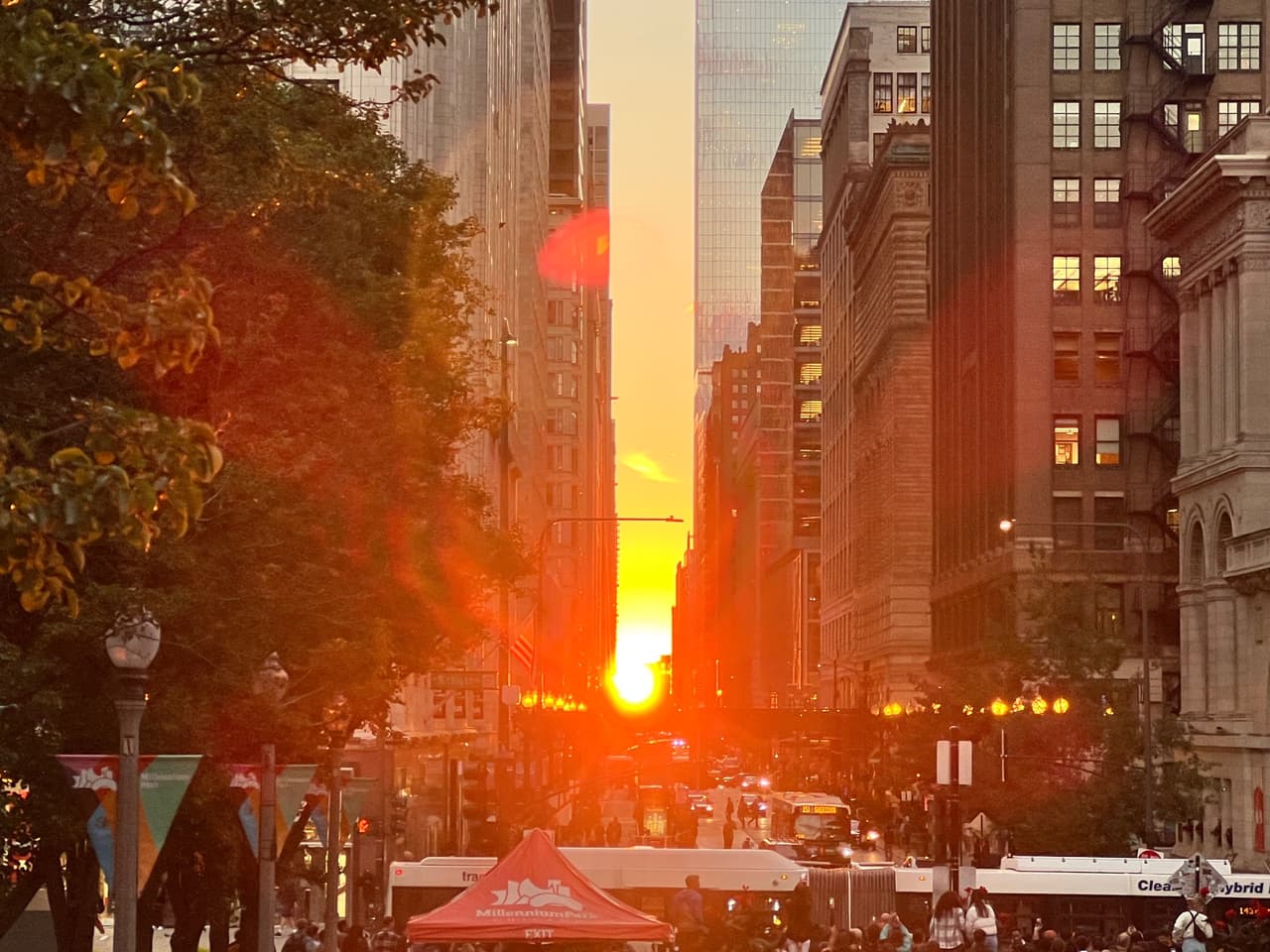 Chicagohenge otoño 2022 en Chicago. Cabe recordar que el nombre de Chicagohenge es en alusión al fenómeno que se presencia en Stonhenge, en Salsbury, Reino Unido, donde los equinoccios coinciden con las estructuras de piedra ancestrales.