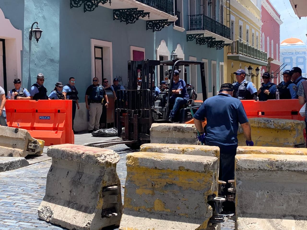 El jueves en la mañana, ciudadanos y autoridades comenzaron labores de restauración.