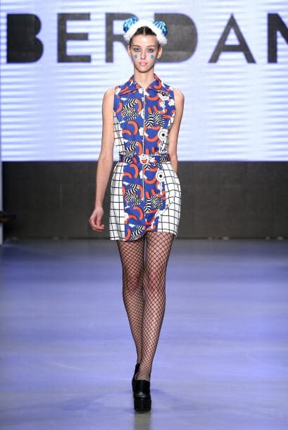 La combinación de blanco y negro con otras tonalidades en colores vivos hacen que tus outfit sean de impacto.