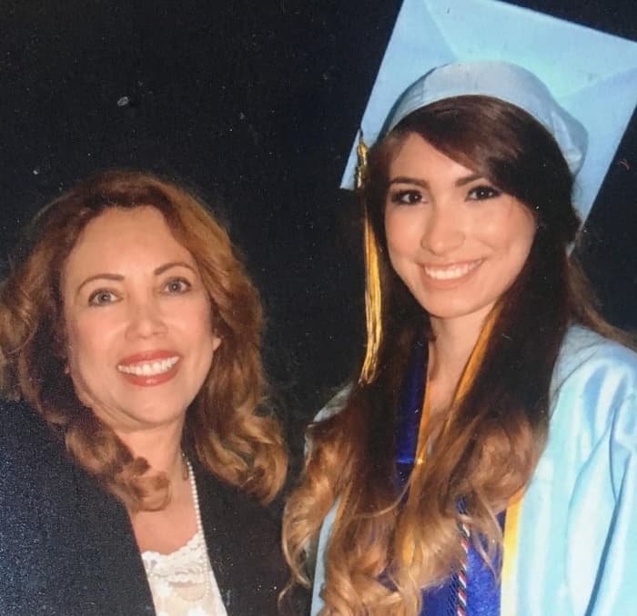 <b>Flor Solorio</b> — Sacramento City College
<br>
<br>"Flor es una hija de inmigrantes mexicanos y ella da las gracias a su madre por apoyarla durante su carrera escolar. Flor se gradúa con un título de negocios. Ella spera tener una carrera exitosa y poder ayudar a otros estudiantes Dreamers. Ella sabe que cualquier sueño es posible. Todo se trata de querer algo y poder lograrlo".