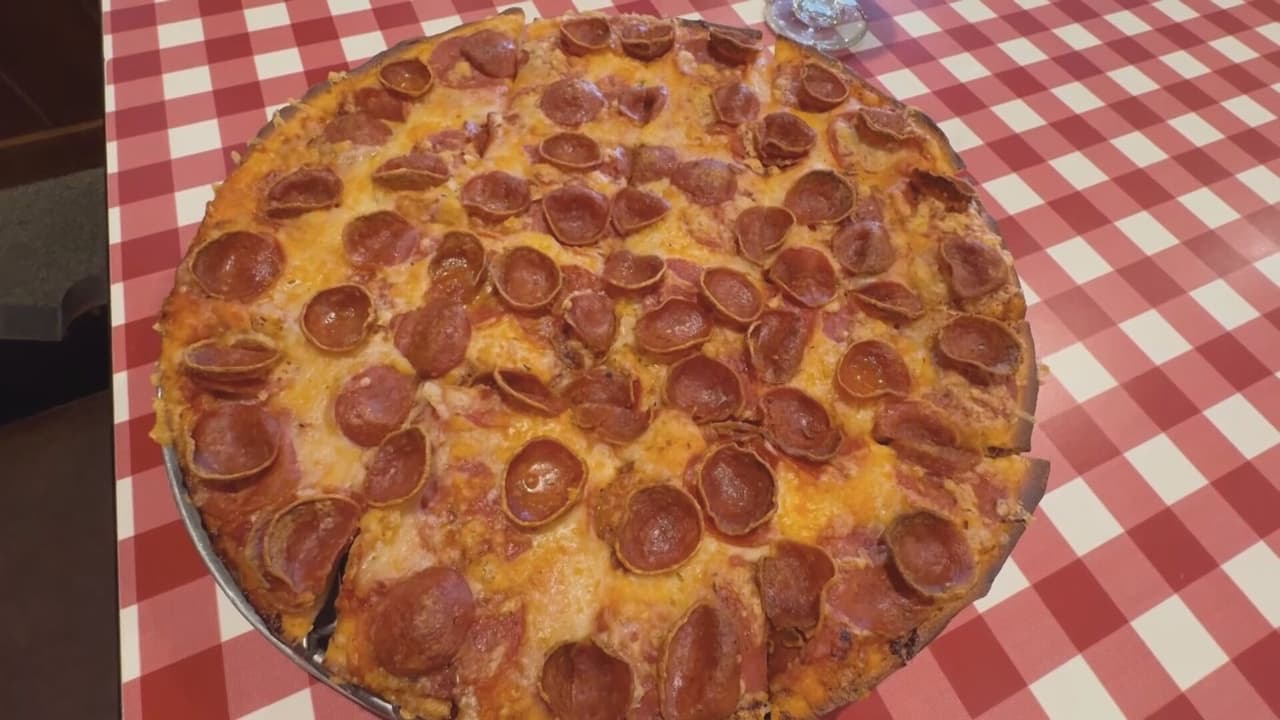 El dueño Joe Aurelio, creó la “pape‑roni” en honor al papa León XIV, combinando pepperoni tradicional y picante sobre masa delgada.
