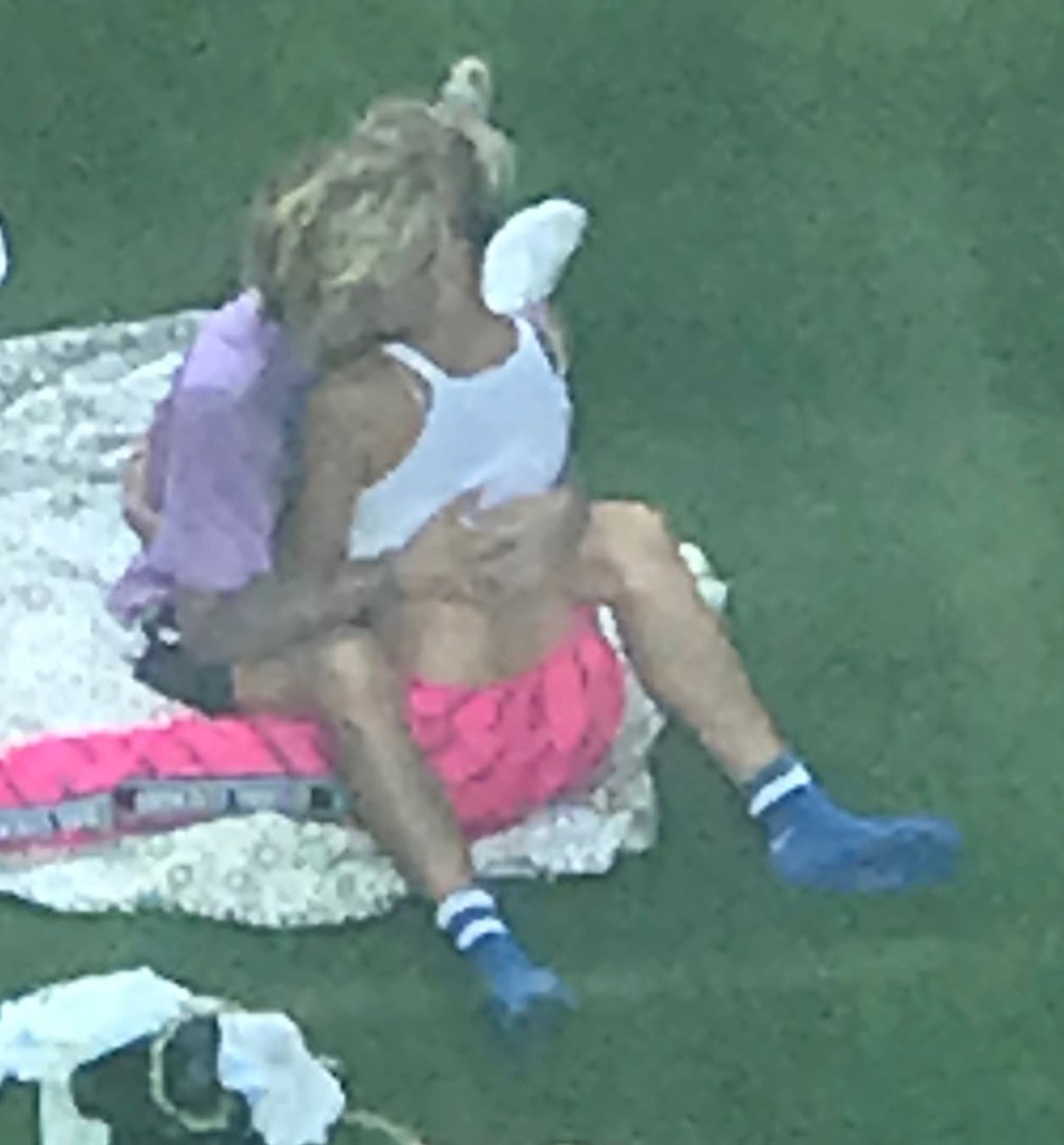 Sin preocupación alguna, los jóvenes se demostraron su amor sabiendo que
<b><a href="https://www.univision.com/entretenimiento/justin-bieber-le-promete-a-hailey-baldwin-un-matrimonio-estable">muy pronto llegarán al altar</a></b>.