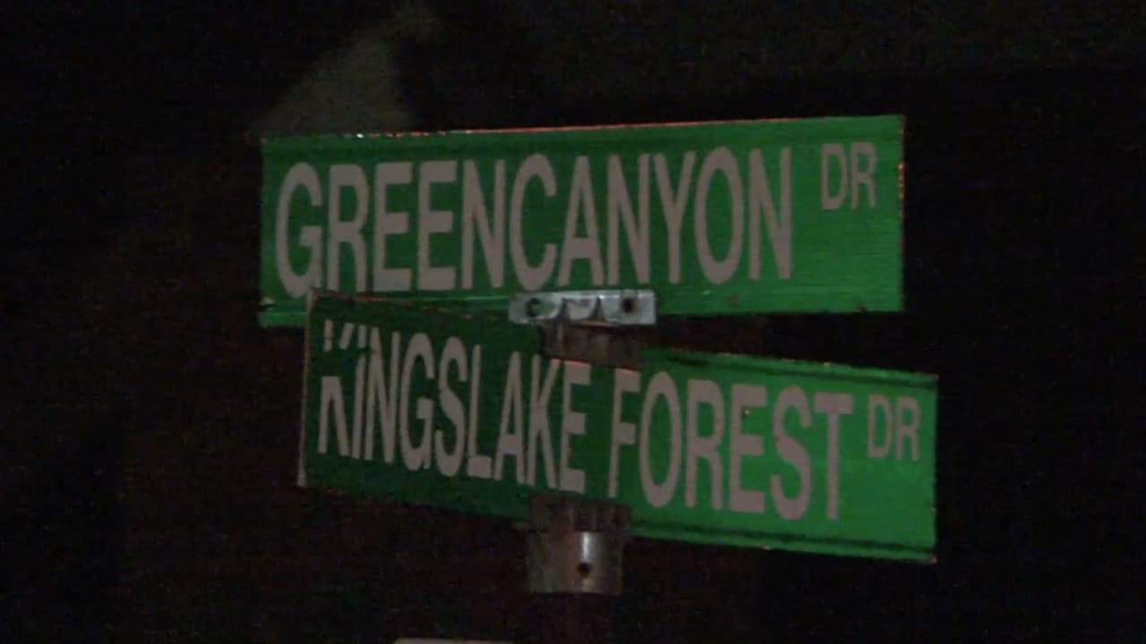 Los investigadores creen que el sospechoso vio salir la ambulancia y pudo creer que la vivienda que estaba oscura estaba sola.