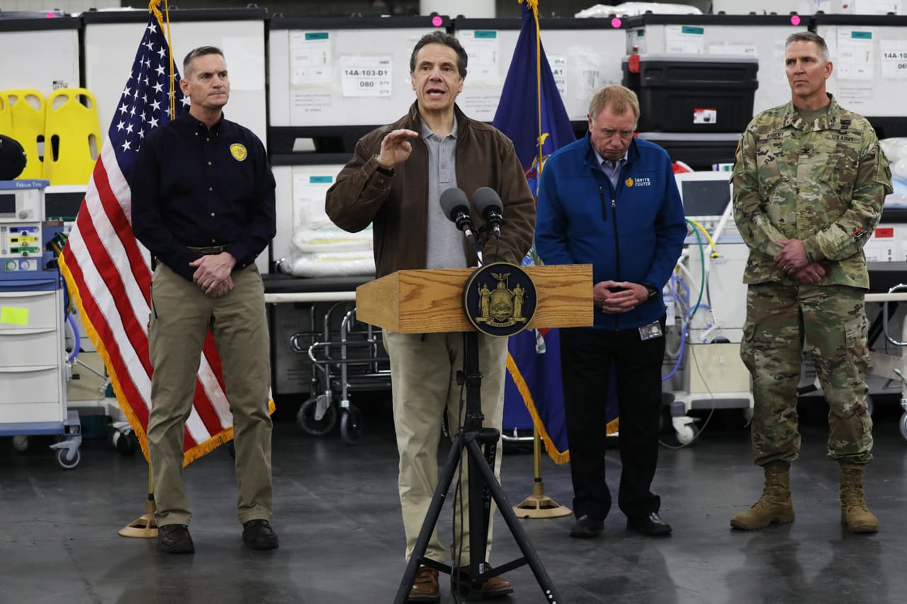 Gobernador Andrew Cuomo hace un recorrido por el Centro de Convenciones Javits que sera convertido en un hospital para ayudar con los casos de coronavirus.