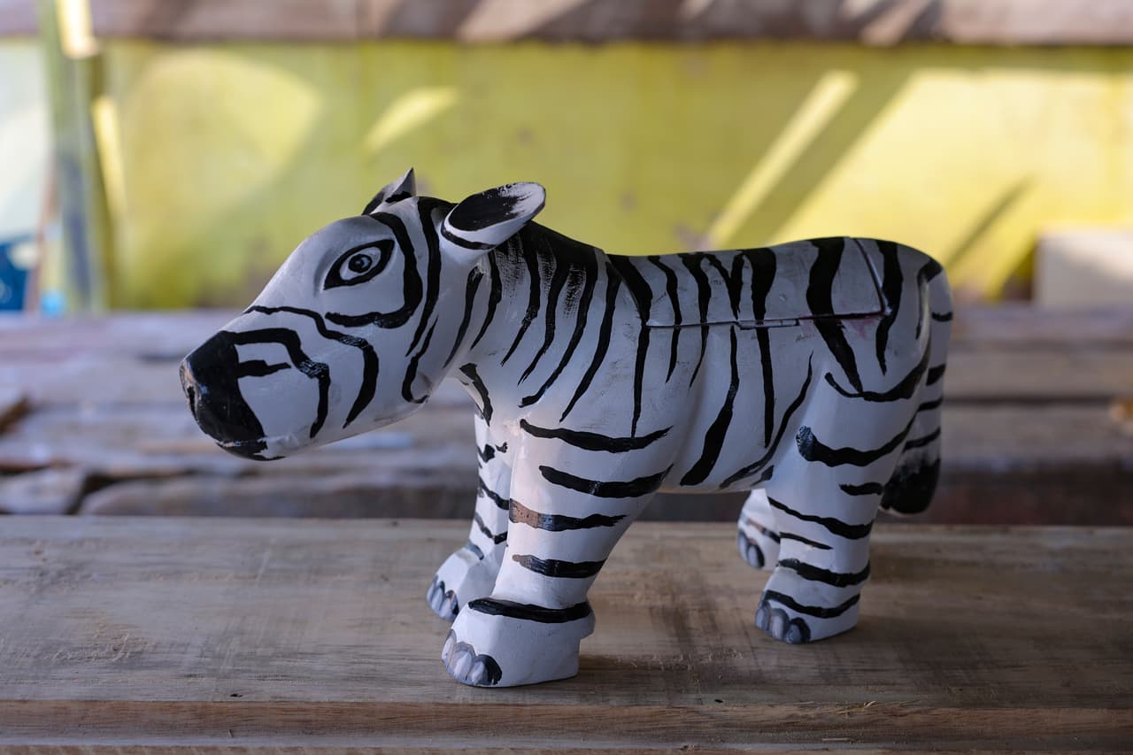 <b>Una cebra en miniatura que todavía no espera a nadie</b>: El taller de Eric Kpakpo Adotey alberga este prototipo de ataúd de fantasía con forma de cebra. La pequeña pieza permite ver el proceso creativo detrás de unos diseños que pueden alcanzar formas y tamaños muy poco habituales.