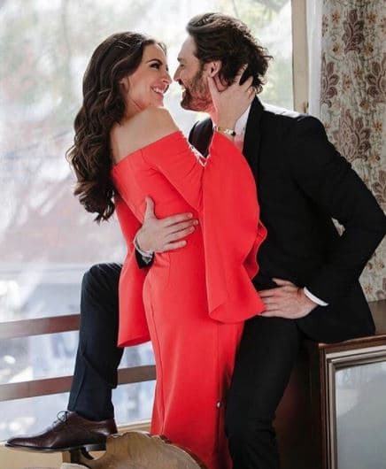 “Dicen que a todo se acostumbra uno menos a no comer, la verdad creí que se me iba a hacer más pesado, pero, la verdad se han portado increíble en la producción de ‘El Güero’ Castro", fue lo que declaró la actriz, quien ha viajado a España para estar con su novio.