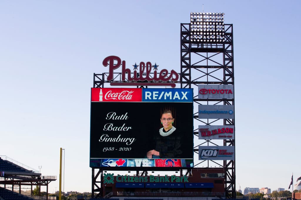 Un momento de silencio guardaron en honor a la jueza en el estadio Citizen Bank Park de Filadelfia, antes del partido que se jugó este sábado entre los Blue Jays de Toronto y los Phillies de Filadelfia.