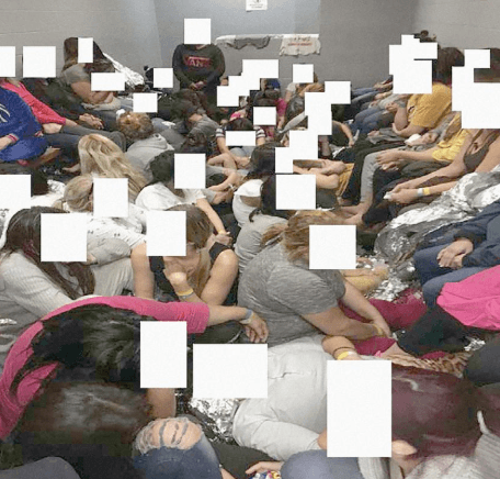 Este espacio del centro de procesamiento de la Patrulla Fronteriza en El Paso del Norte tiene capacidad para 12 personas, pero la foto muestra una cifra mayor.