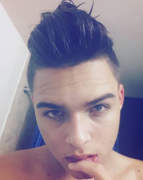 Brian también tiene unos ojos encantadores y un corte de pelo que le resalta su rostro.