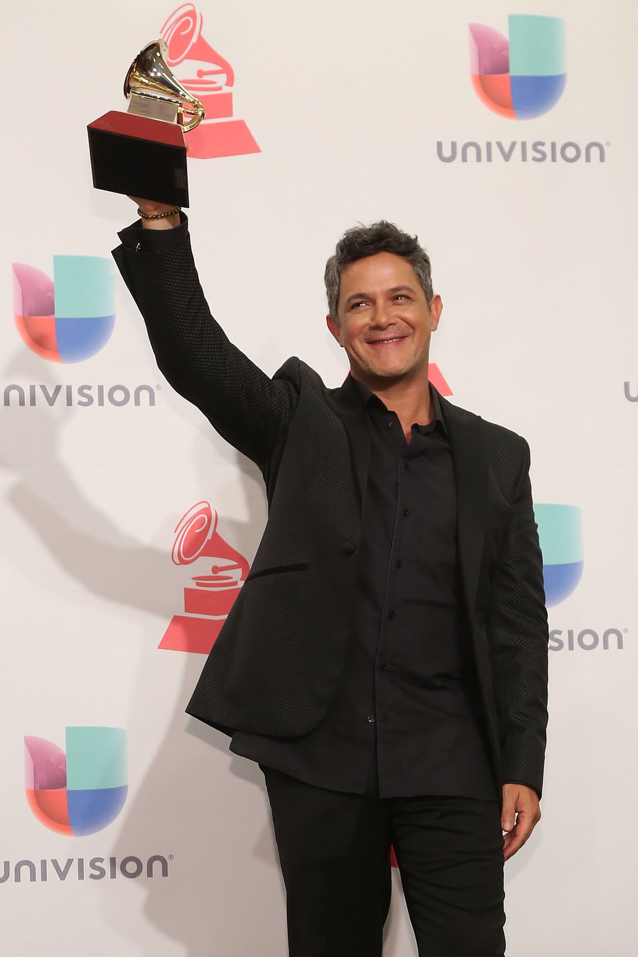 Alejandro Sanz es uno de los cantantes más ganadores de la historia de Latin GRAMMY, el cantante tiene 17 trofeos en total.