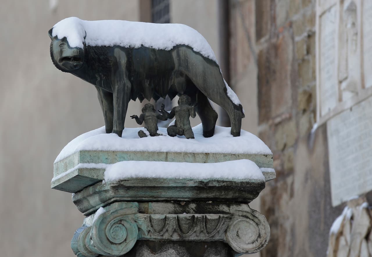 La nieve cubrió la célebre estatua de la Loba con Rómulo y Remo, en el Palacio de Campidoglio.