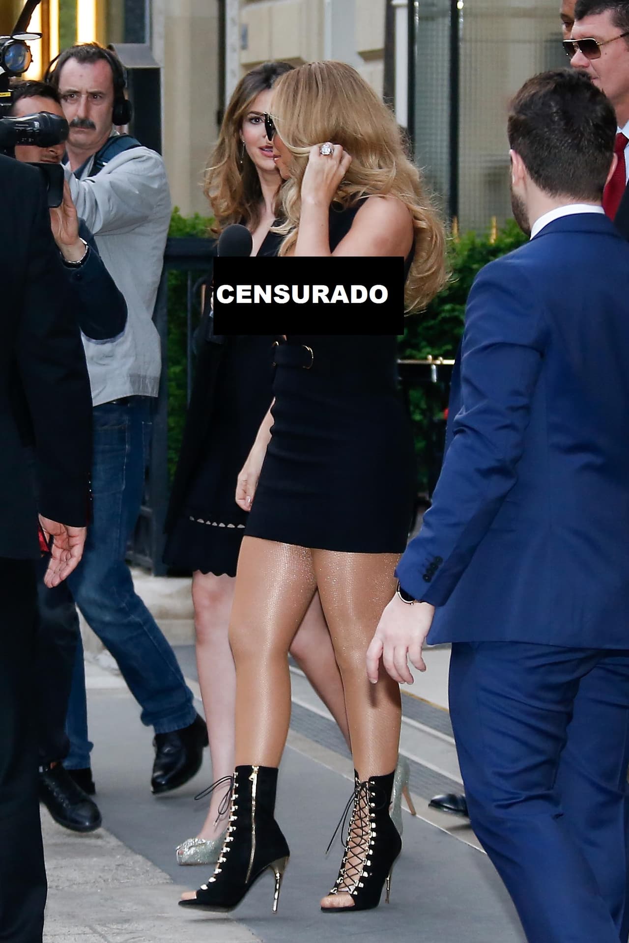 Hasta en medio de la entrevista mostró sus encantos, ¡ay Mariah, siempre das la nota!