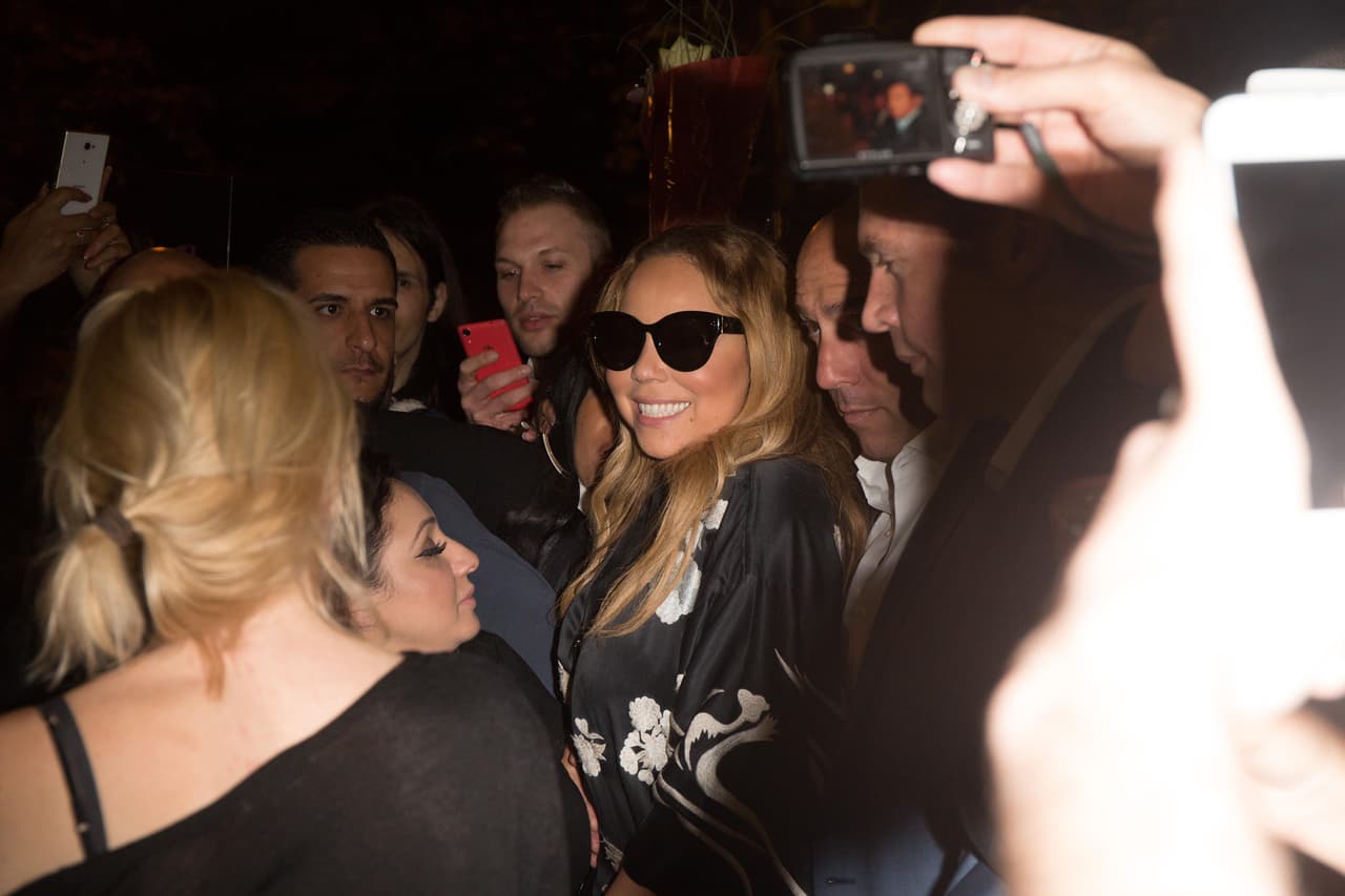 Y luego le dieron una prenda para que se cubriera y hasta usó sus gafas oscuras.