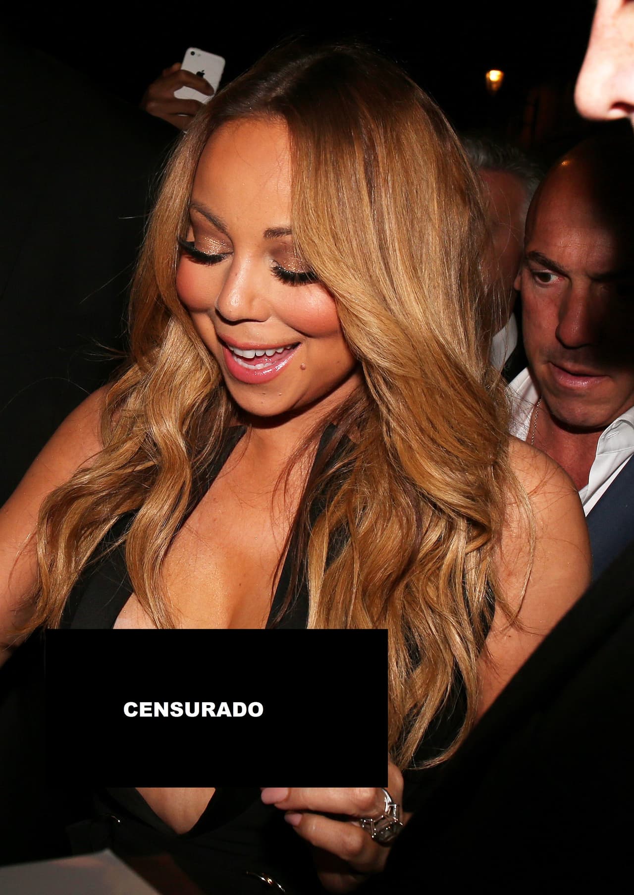 Mientras se habría paso entre la gente ella iba muy sonriente.