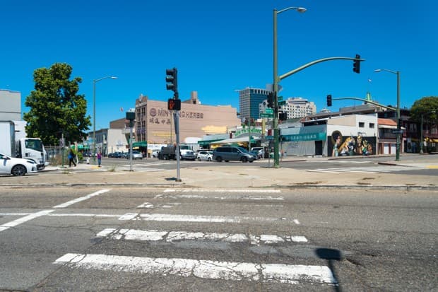 Una intersección en el barrio chino en el centro de Oakland.