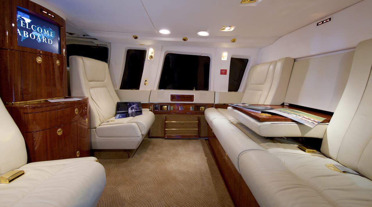 El interior del helicóptero está en sintonía con lo que se podía esperar de Trump: asientos de cuero crema, accesorios dorados, piso alfombrado, revistero y acentos de caoba africana en todas partes.