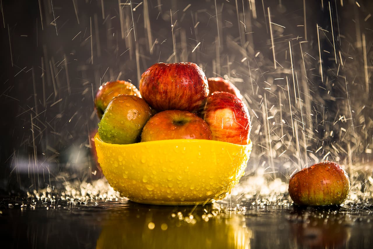 En la cima del ranking de alimentos hidratantes se encuentran las frutas y verduras. Además de proporcionar nutrientes saludables, como vitaminas, minerales, fibra y proteínas, son los productos con mayor contenido de agua.