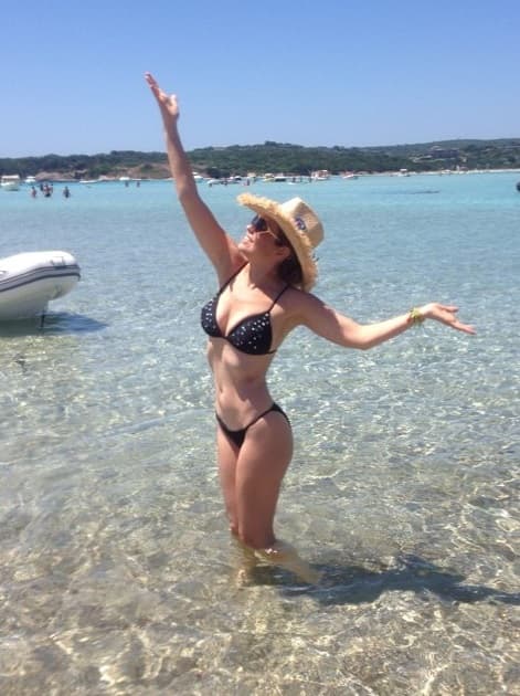 Pero como el yoga es tan esencial en la vida de Thalía, no se olvida de realizar sus posturas en bikini.