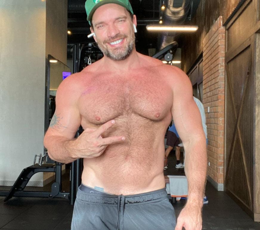 La revista asegura que hasta su redacción "llegaron imágenes de unos mensajes donde Julián Gil 'sextea' (conversaciones sexuales a través de internet) con una chica de nombre Ali, donde le pide que le mande fotos subidas de tono".
<br>