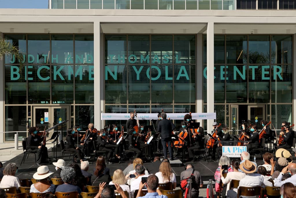 El edificio hace parte del programa de la 
<a href="https://www.laphil.com/learn/yola/beckmen-yola-center" target="_blank">Orquesta Juvenil de Los Ángeles</a> (YOLA por sus siglas en inglés) que busca educar a niños y jóvenes de forma gratuita y ofrecer oportunidades en el mundo del arte a través de la interacción con músicos de talla mundial.