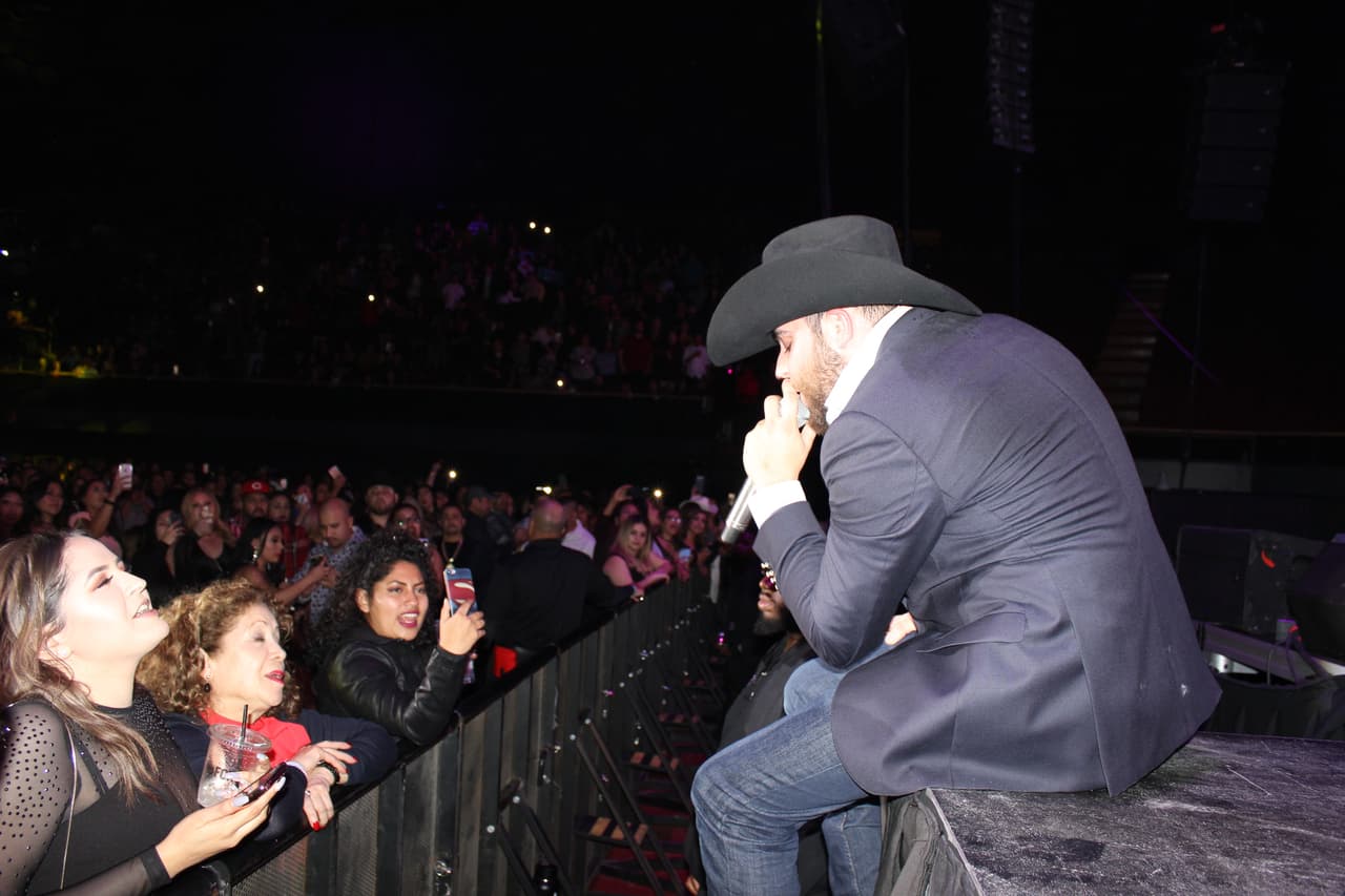 El cantante siempre de muestra el cariño que tiene a sus fans y así lo demostró. 
<br>