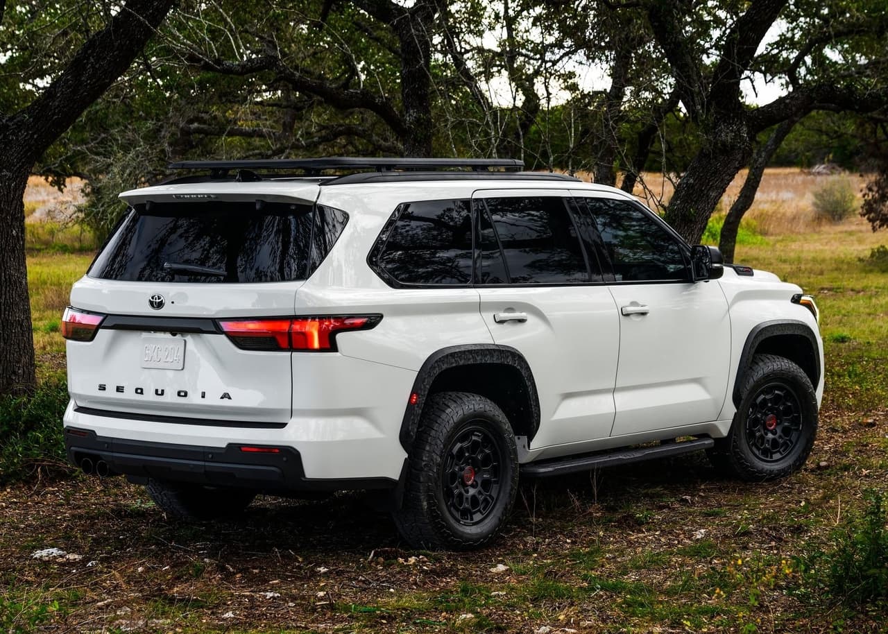 La Toyota Sequoia 2023 se rejuvenece adoptando un estilo moderno, una cabina tecnológica y un sistema de propulsión híbrido.