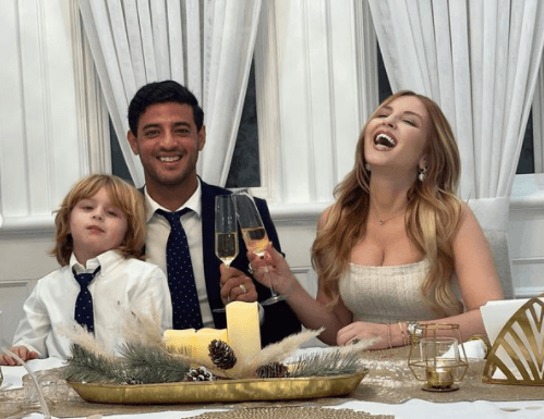 Carlitos Vela pasó una velada al lado de su esposa e hijo.