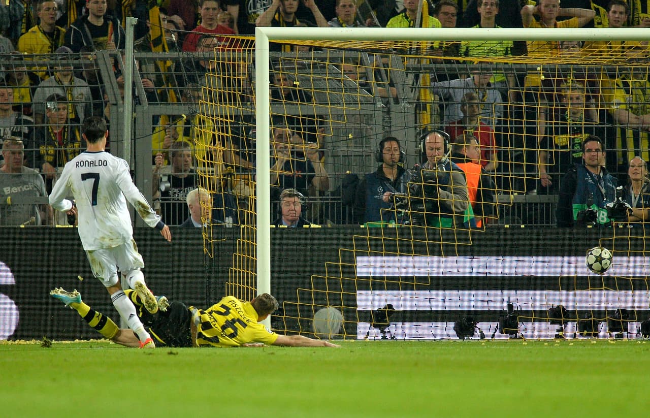 Por la banda derecha descolgó Gonzalo Higuaín tras aprovechar un gran error defensivo. Centró al astro portugués que definió de pierna derecha ante la portería libre.