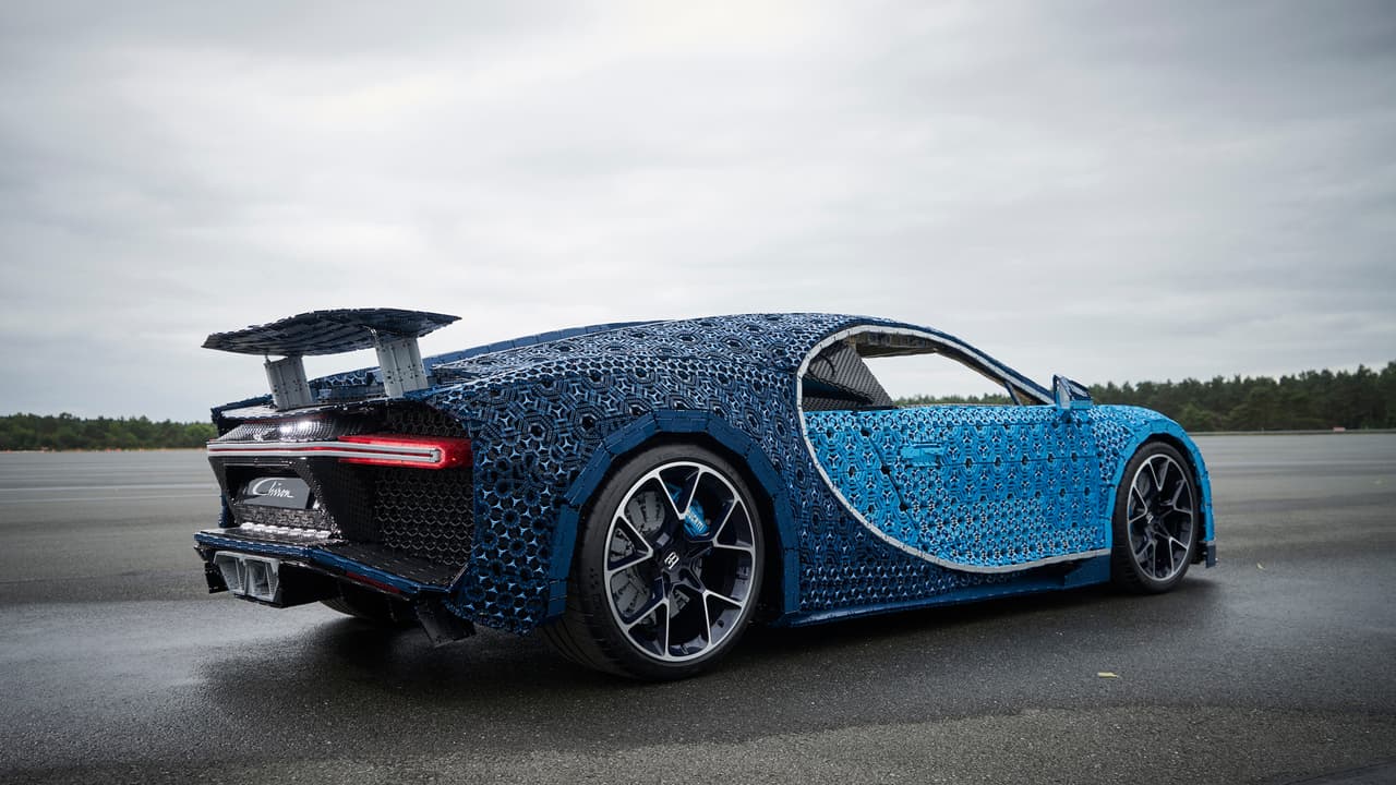 Para la construcción de este modelo a escala se utilizaron 
<b>más de 1 millón de piezas</b> en total, tomó 
<b>13,000 horas</b> y el producto final 
<b>pesa 1,100 libras menos que el producto “real”</b>.