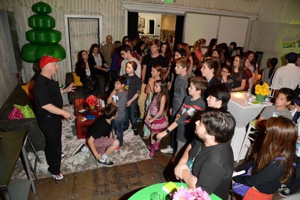 El divertido Yoshi ofreció una fiesta súper divertida que llenó de color el día mientra decoraban el gigantesco huevo ícono del nuevo juego del personaje. ¡Así bautizaron el videojuego!