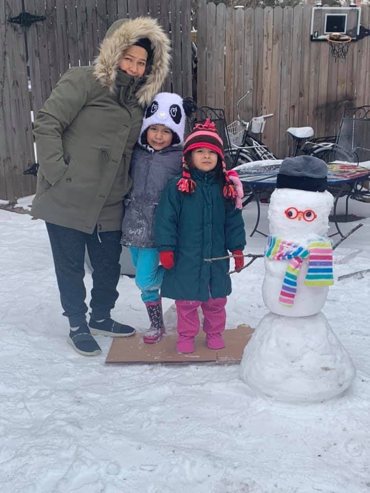 Nancy Solis-Rosales nos envió la foto de su madre Leticia quien posa junto a sus nietas Ayelen y Alyssa.