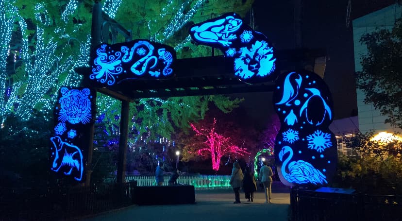 La exhibición 
<a href="https://philadelphiazoo.org/luminature/" target="_blank">LumiNature</a>, requiere más de 1 millón de luces y 10 millas de cables de alimentación. El evento ofrece exhibiciones nuevas y brillantes, instalaciones mejoradas, artistas de performance y delicias de temporada.