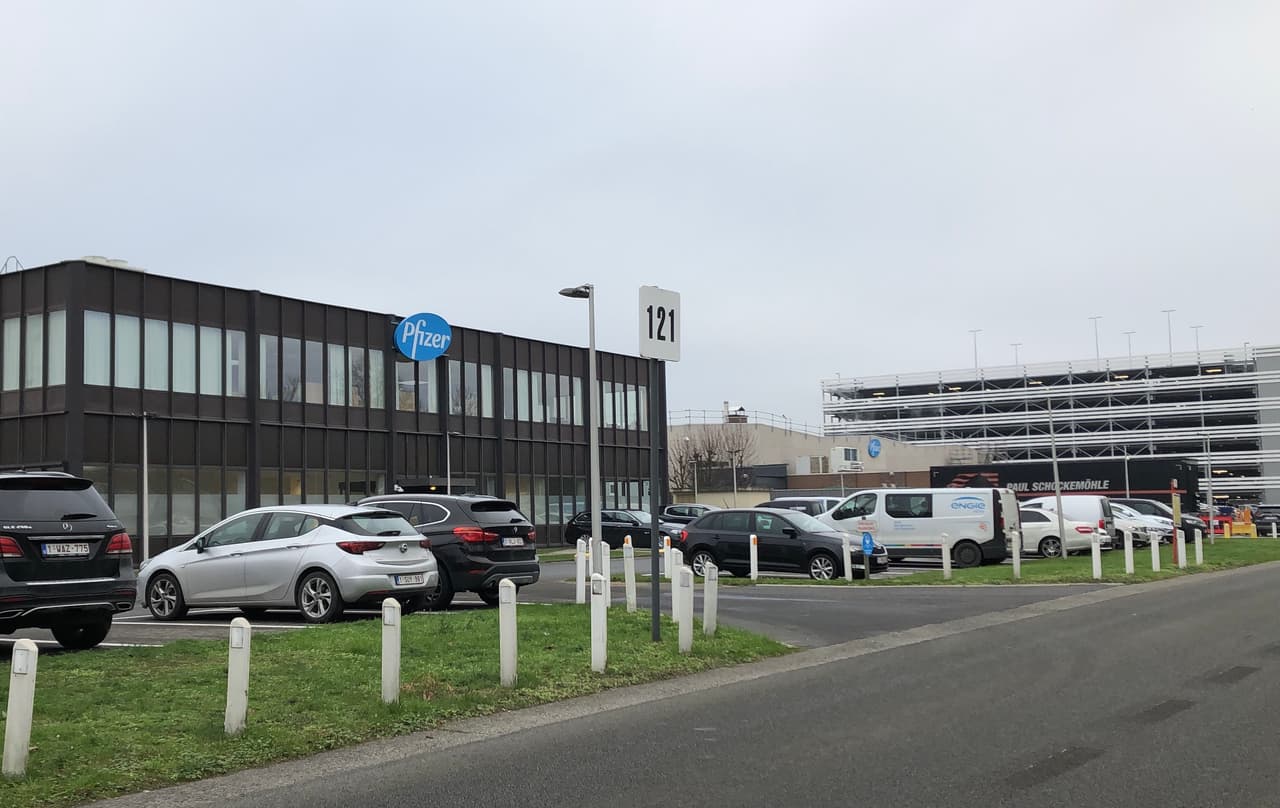 El exterior de la planta donde se produce la vacuna contra el covid-19 en Puurs, Bélgica.