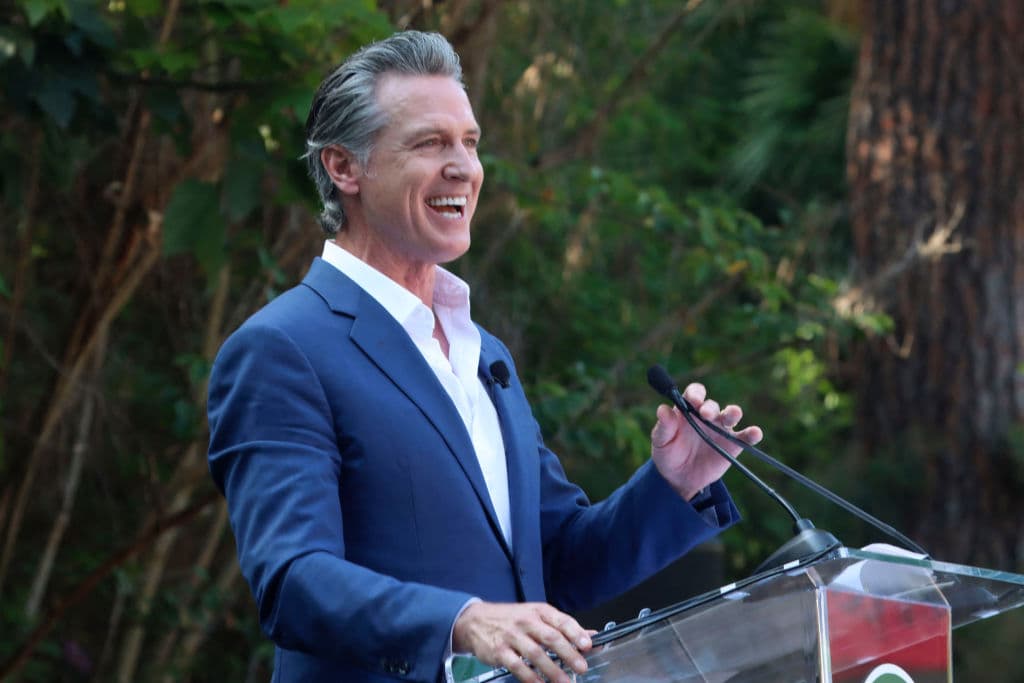 El 
<b><a href="https://www.univision.com/local/los-angeles-kmex/el-gobernador-gavin-newsom-toma-accion-y-limpia-las-calles-de-los-angeles-video" target="_blank">gobernador de California, Gavin Newsom</a></b>, asistió este 8 de agosto al debut de la pareja de pandas gigantes en en zoológico de San Diego.
