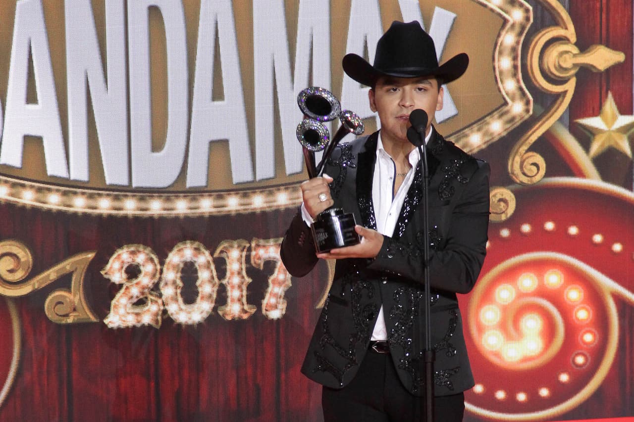 Originario de Caborca, Sonora, el intérprete de ‘Botella tras botellas’ demostró sus dotes musicales desde muy joven y en los Premios Bandamax de 2017 que fue galardonado con dos estatuillas: Artista revelación y Mejor canción por el tema ‘Adiós amor’.